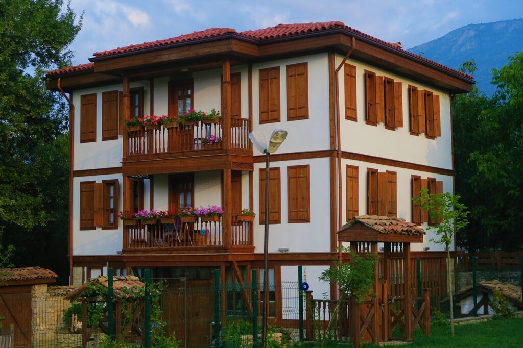 Yaylada ahşap evler ve çevresindeki yeşil otlaklar