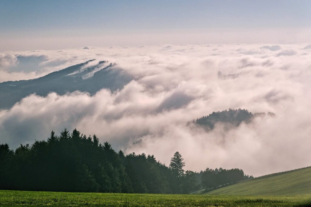 Sabah sisinin yayla vadisini kapladığı bir an