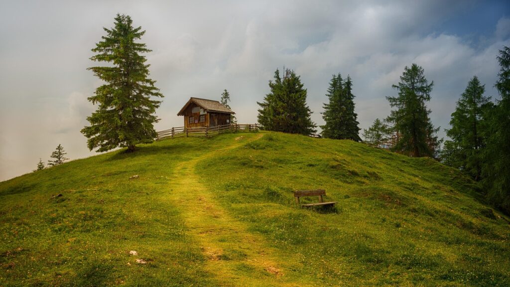Yayla otlaklarında yürüyüş patikası