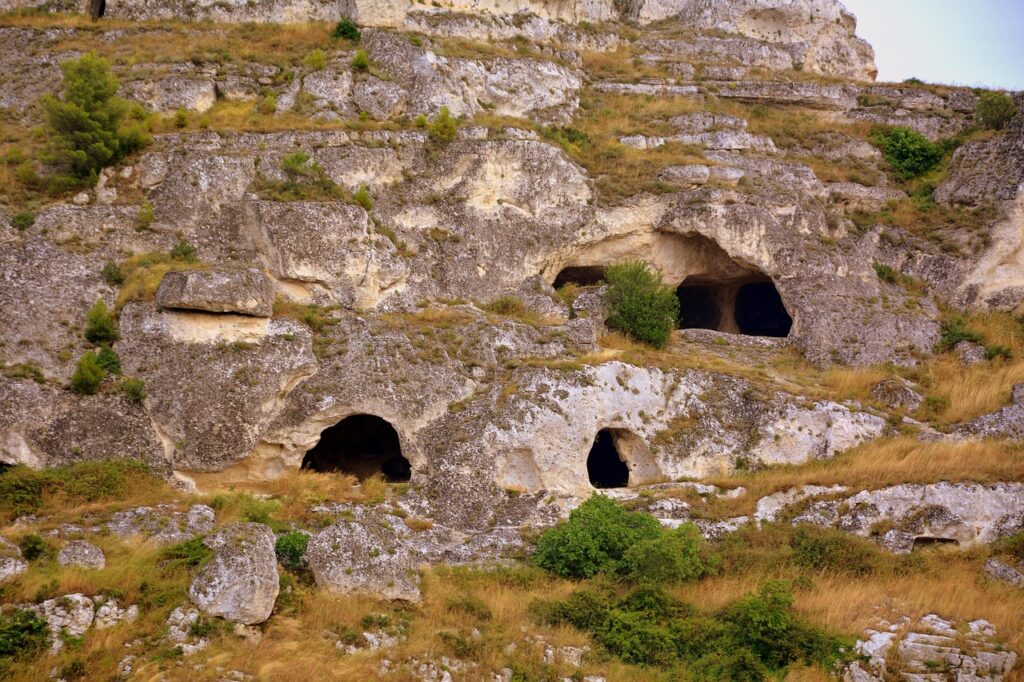 İtalya'daki Matera kentinde kaya oyma mağara evler