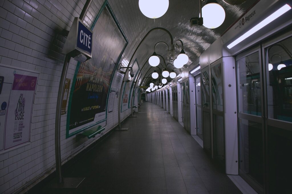 Kaymaklı yeraltı şehrinde ışıklandırılmış dar bir yol