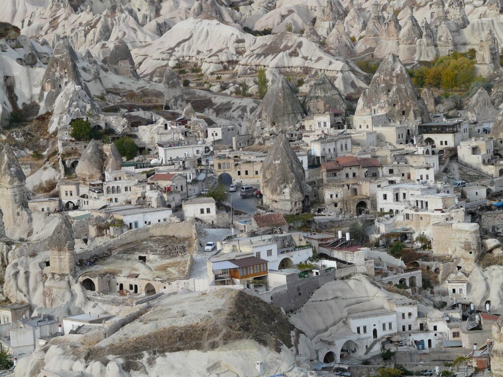 Nevşehir çevresinde tüf kayası oyma yapılar ve kırsal manzara