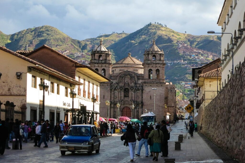 Yüksek rakımdaki Cusco şehrinin dar sokakları ve dağlar