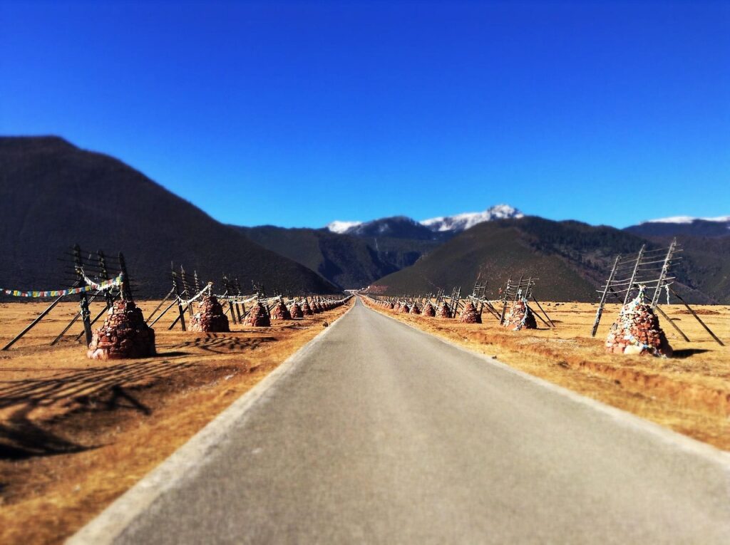 Tibet yaylasında uzanan dağ yolu