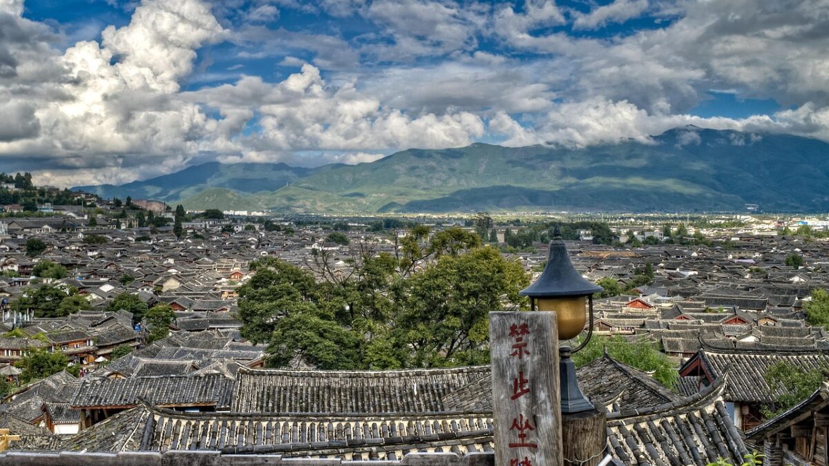 Yunnan'da sonbahar manzarası, kanallı Lijiang eski şehri ve dağların arka planı