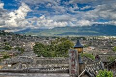 Yunnan'da sonbahar manzarası, kanallı Lijiang eski şehri ve dağların arka planı