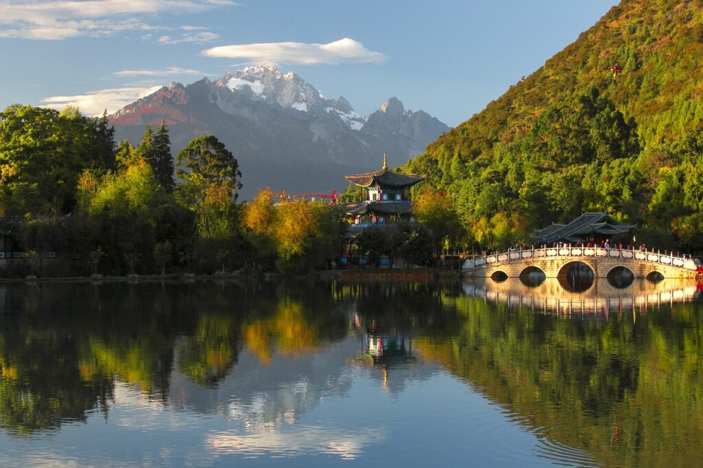 Lijiang'da Yulong Dağı'nın sonbahar sisi arasından görünümü