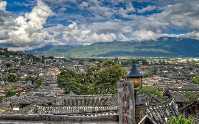 Yunnan'da sonbahar manzarası, kanallı Lijiang eski şehri ve dağların arka planı