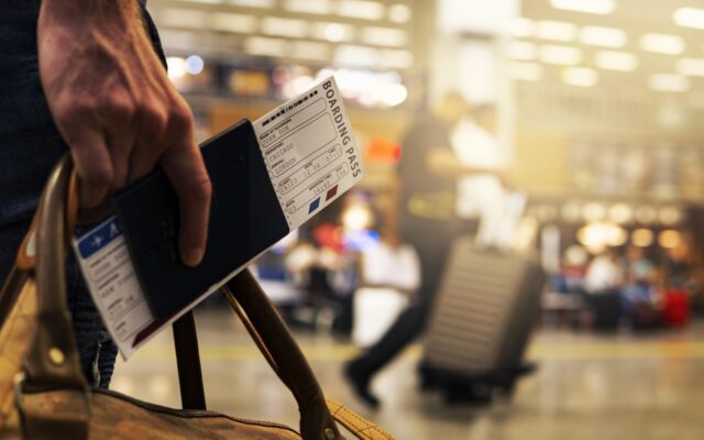 Yurtdışı tatil için pasaport, bilet ve bavulun hazırlandığı kontrol listesi