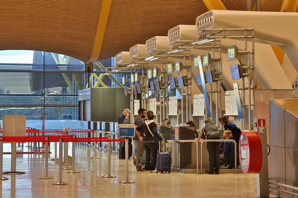 Havalimanında check-in bekleyen yolcular