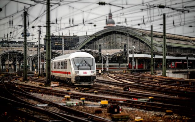 Yurtdışı tatilde ucuz ulaşım için şehirler arası otobüs ve tren seçenekleri